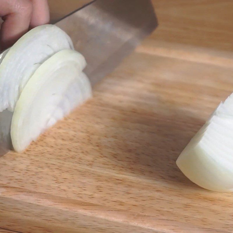 Step 2 Prepare the onion and udon noodles Spicy udon stir-fry