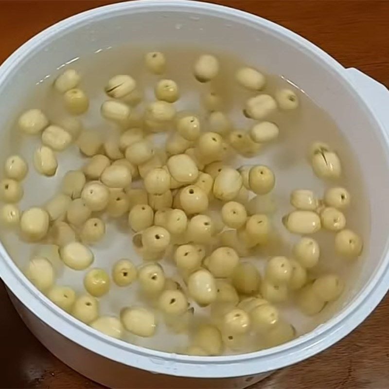 Step 1 Prepare the lotus seeds for making lotus seed milk with a slow juicer