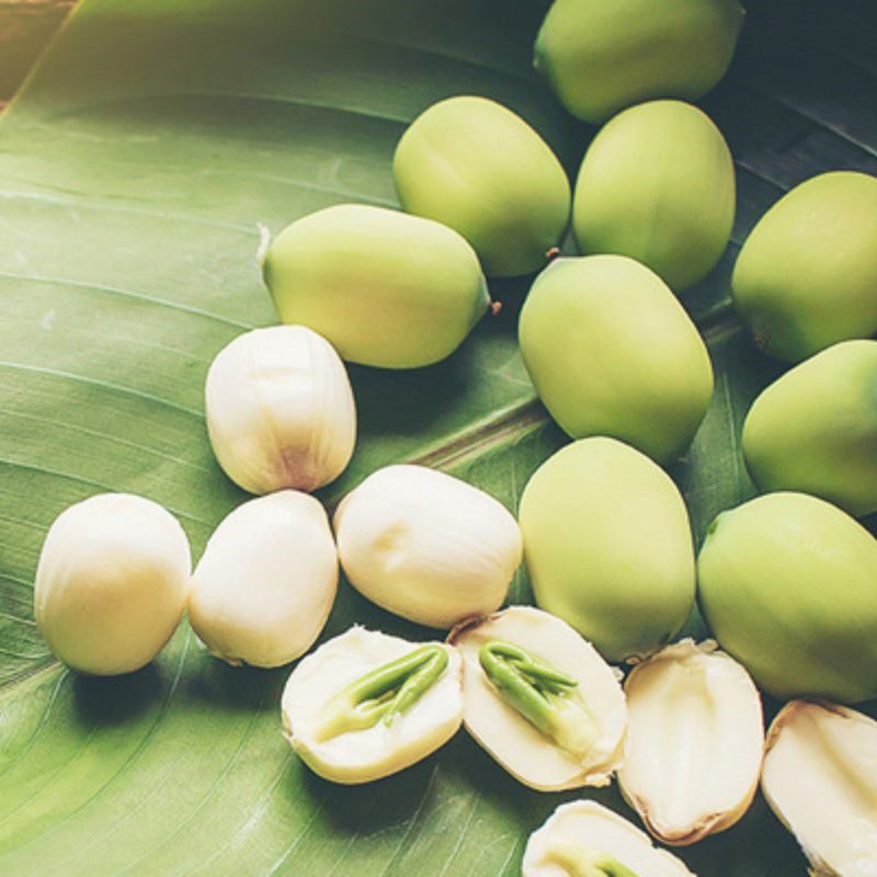 Step 1 Prepare the lotus seeds for making lotus seed milk with a slow juicer