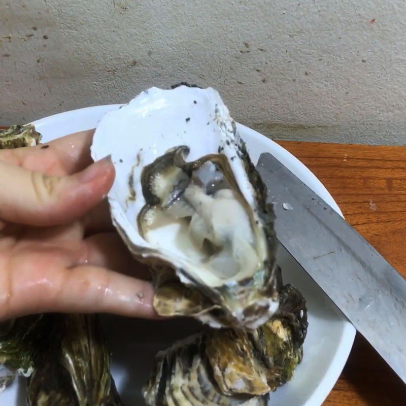 Step 1 Prepare oysters Grilled Oysters with Cheese using an Air Fryer