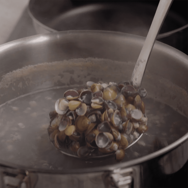 Step 3 Preparing the clams Spicy Clam Porridge