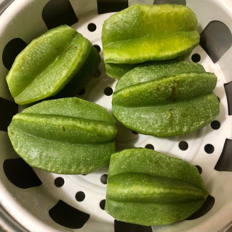 Step 1 Prepare the starfruit for making starfruit jam