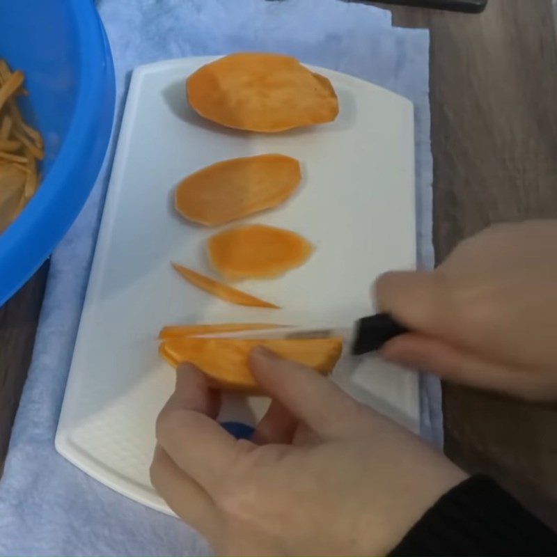 Step 1 Prepare sweet potatoes Fried sweet potato shrimp cakes