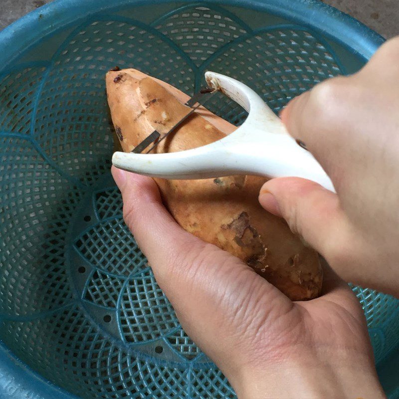 Step 1 Prepare the sweet potatoes for cheesy sweet potato chips