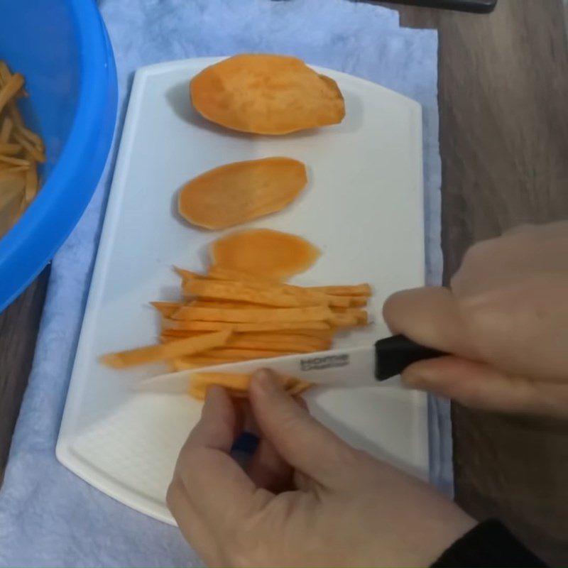 Step 1 Prepare sweet potatoes Fried sweet potato shrimp cakes