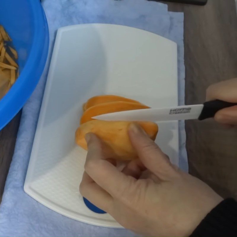 Step 1 Prepare sweet potatoes Fried sweet potato shrimp cakes