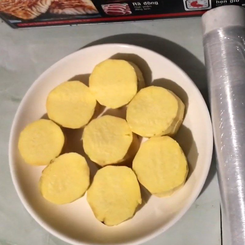 Step 1 Prepare sweet potatoes for steaming in the microwave (without adding water)