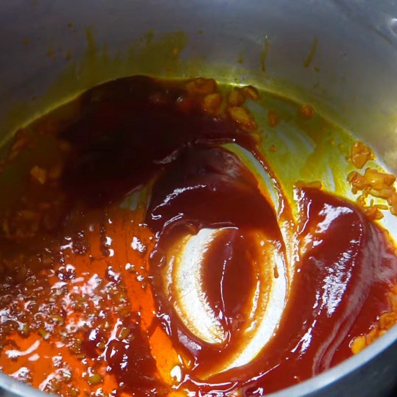 Step 3 Stir-fry chicken and ingredients for chicken Lagu