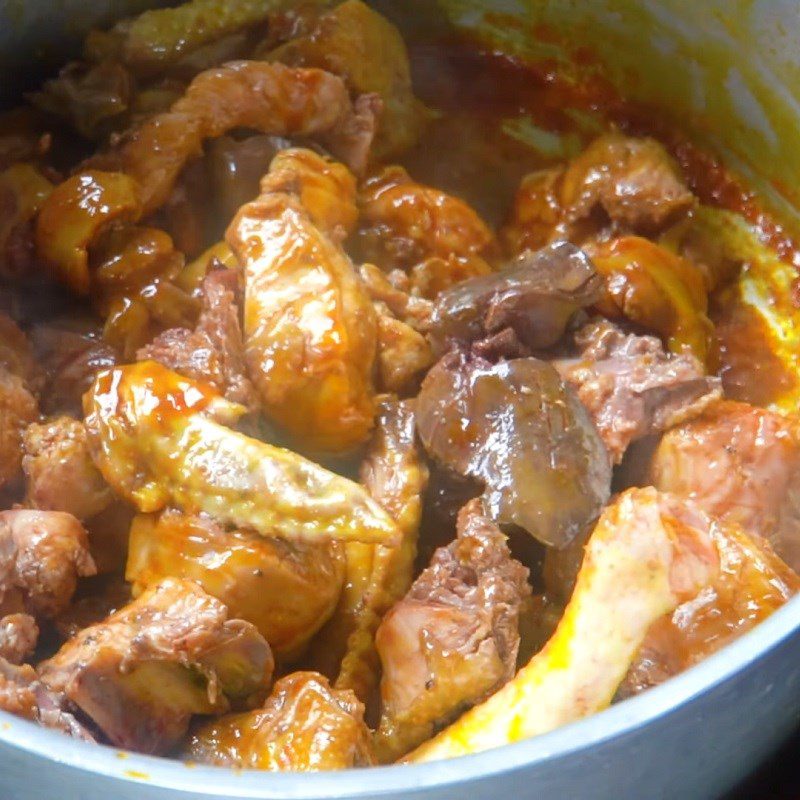 Step 3 Stir-fry chicken and ingredients for chicken Lagu