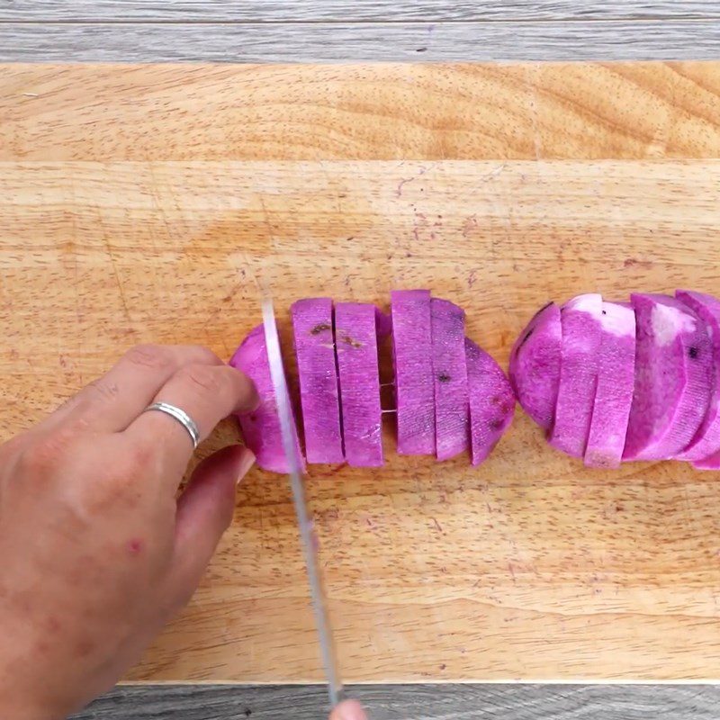 Step 1 Prepare the purple yam Che sweet potato pudding (purple yam) chewy