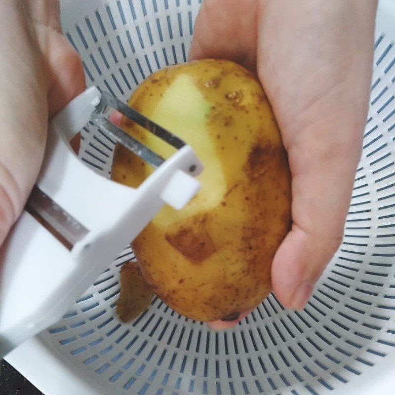 Step 2 Prepping potatoes Shrimp wrapped in fried potatoes using an air fryer