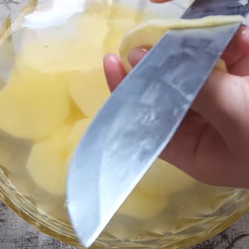 Step 2 Prepare the potatoes for crispy potato shrimp rolls