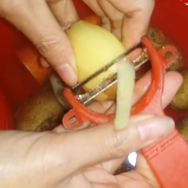 Step 1 Prepare the potatoes Garlic fried potatoes with carrots