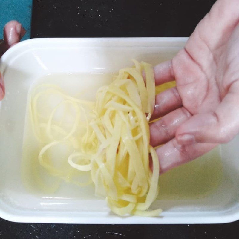 Step 2 Prepping potatoes Shrimp wrapped in fried potatoes using an air fryer