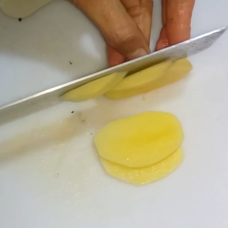 Step 1 Prepare the potatoes Garlic fried potatoes with carrots