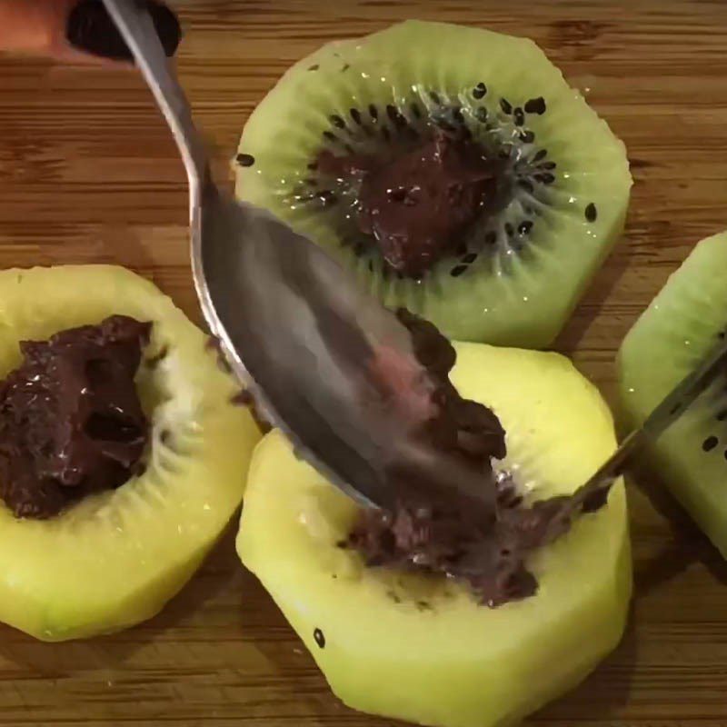 Step 2 Prepare the kiwi Fruit Gelatin Eyeballs