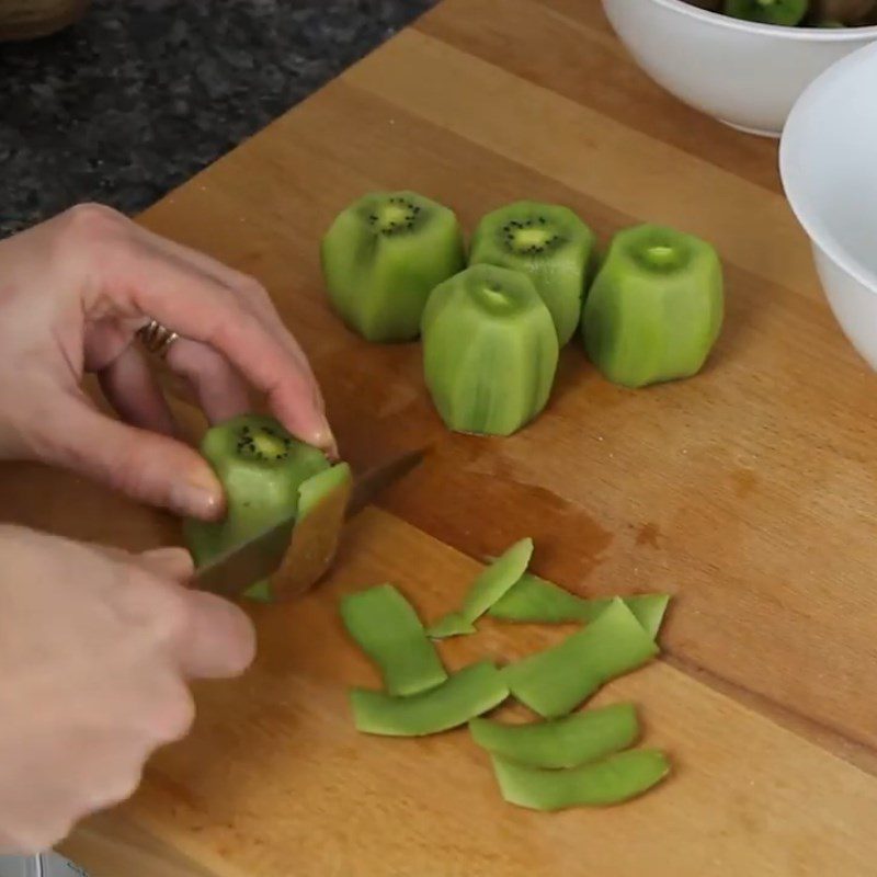 Step 1 Prepare kiwi for Kiwi Panna Cotta