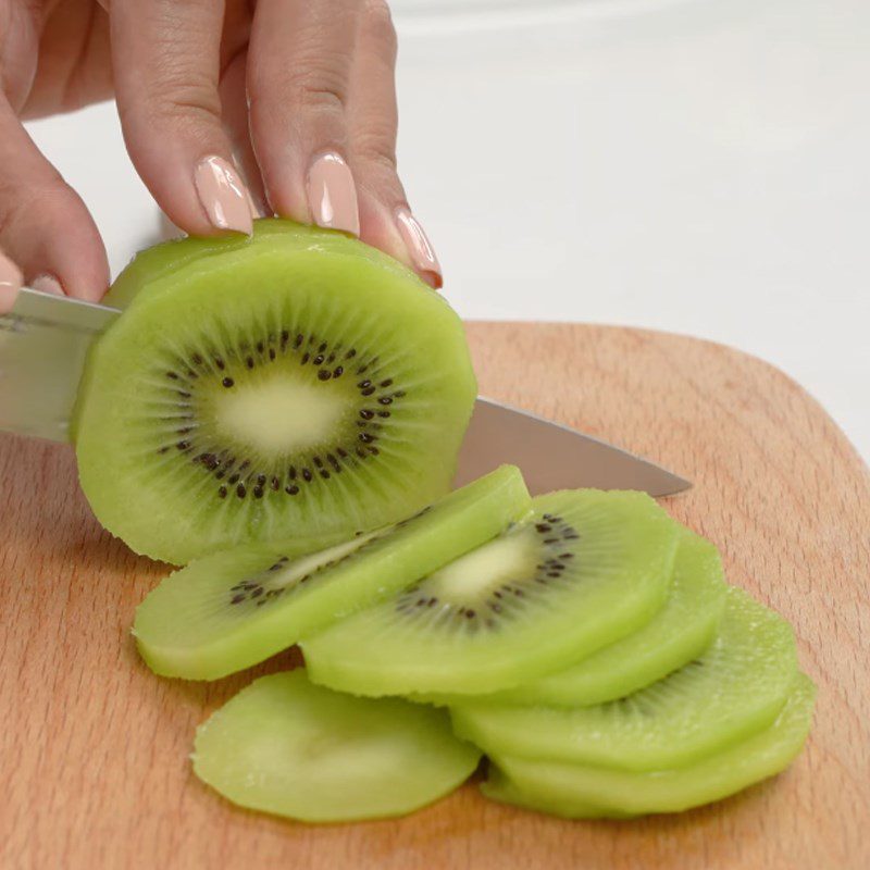 Step 1 Prepare the kiwi Green Cloud Smoothie