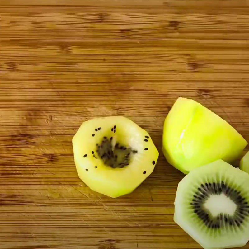 Step 2 Prepare the kiwi Fruit Gelatin Eyeballs