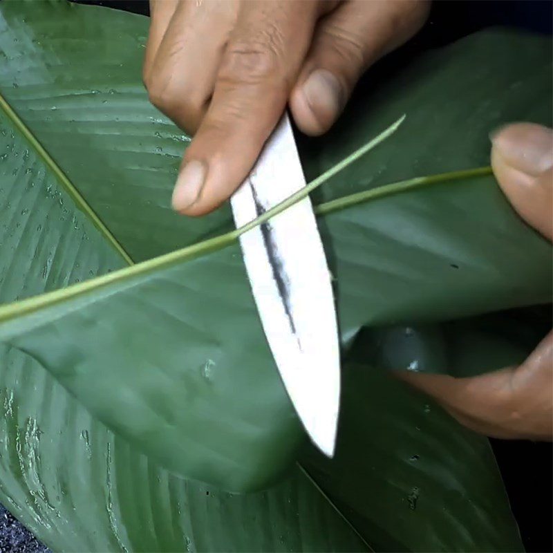 Step 3 Prepare the leaves and arrange the filling for green rice cake