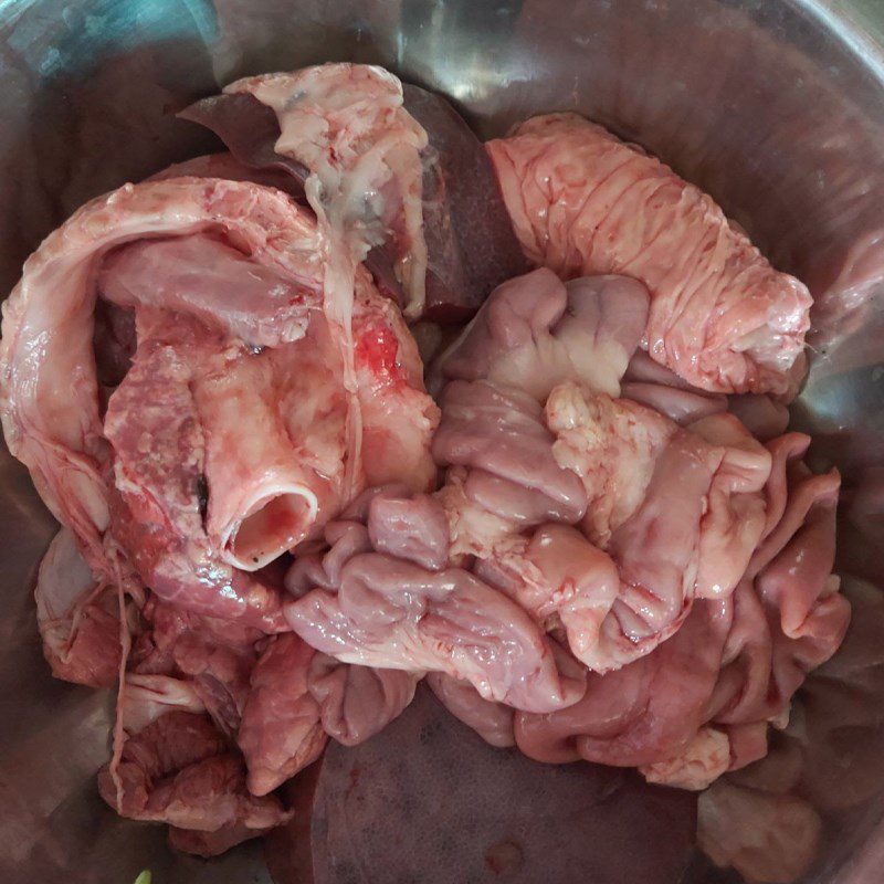 Step 1 Prepare the pig intestines Stir-fried Pig Intestines with Turmeric (recipe shared by a user)