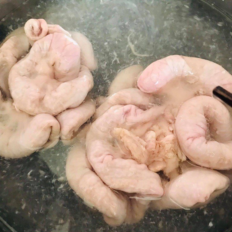 Step 1 Prepare the pork intestines Stir-fried pork intestines with pickled mustard greens