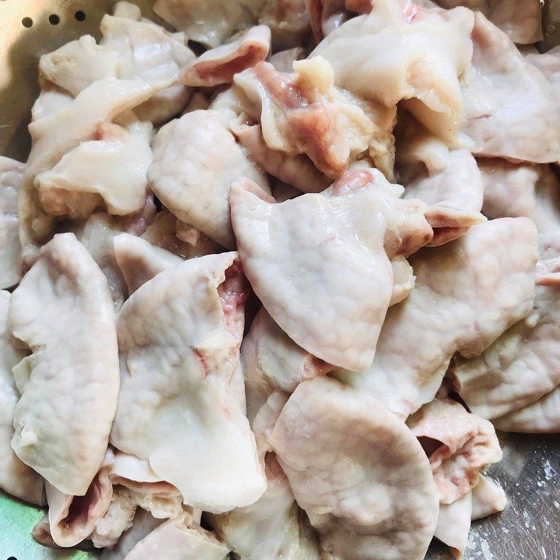 Step 1 Prepare the pork intestines Stir-fried pork intestines with pickled mustard greens