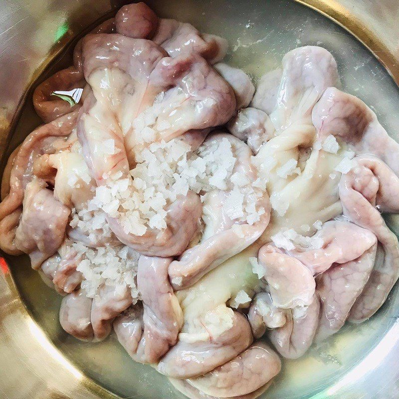 Step 1 Prepare the pork intestines Stir-fried pork intestines with pickled mustard greens