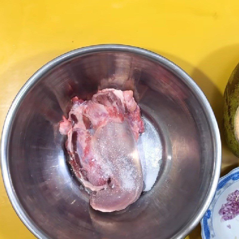 Step 2 Preparing the pig's tongue for coconut milk pig ear dish