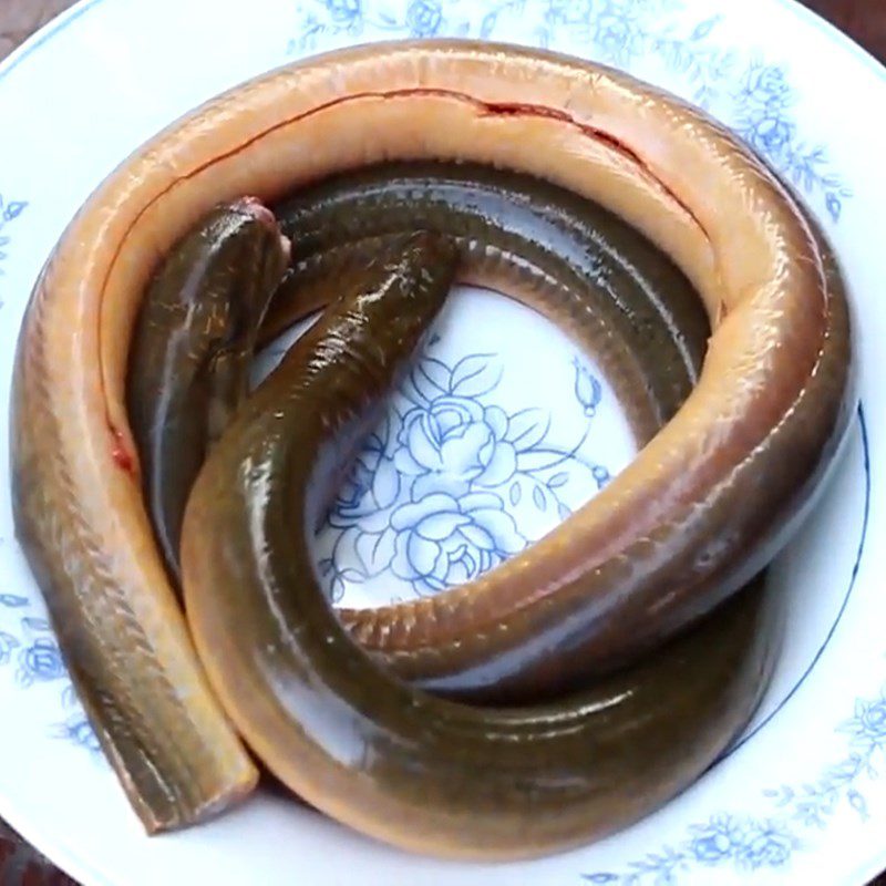 Step 1 Prepare the eel Steamed eel with lemongrass and chili