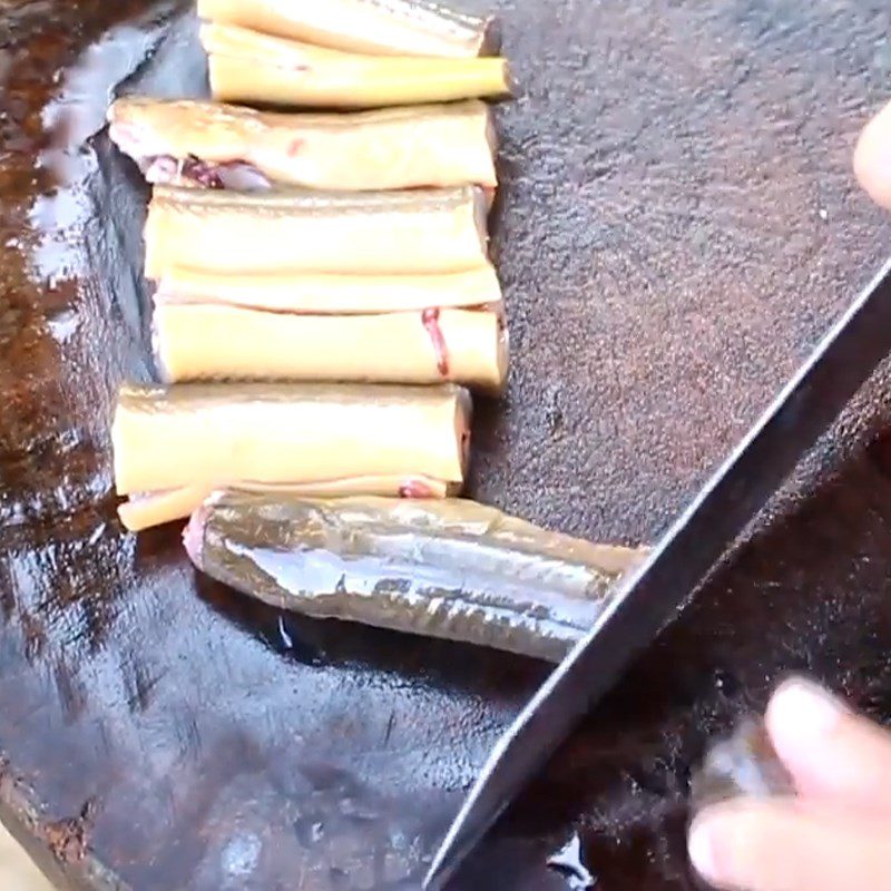 Step 1 Prepare the eel Steamed eel with lemongrass and chili