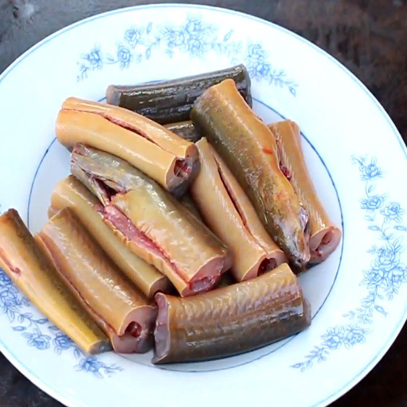 Step 1 Prepare eel Eel steamed with lemongrass and chili