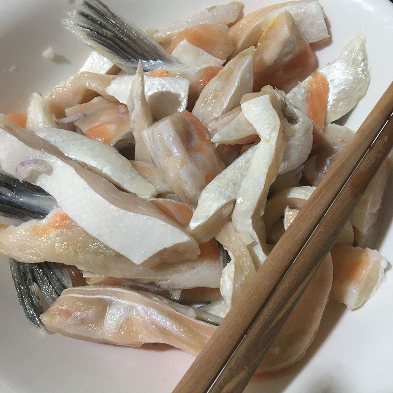 Step 1 Prepare the salmon belly Braised salmon belly with pepper