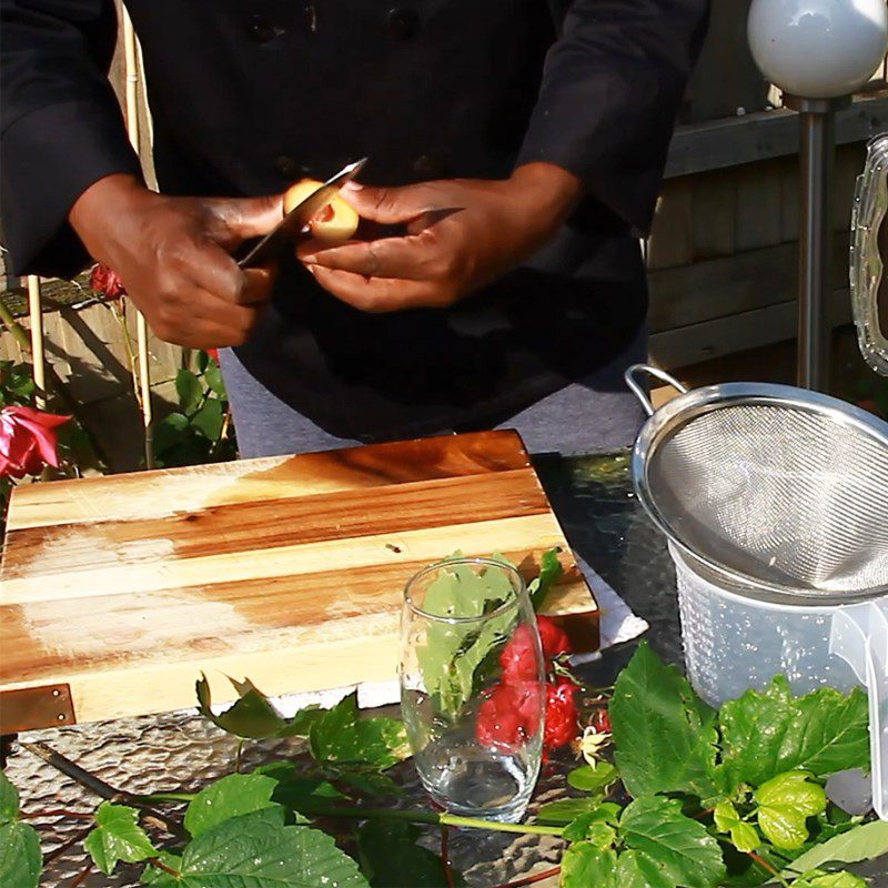 Step 1 Prepare plums and pears Plum and pear juice