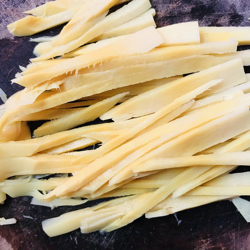 Step 1 Prepare the bamboo shoots Stir-fried bamboo shoots with bean sprouts