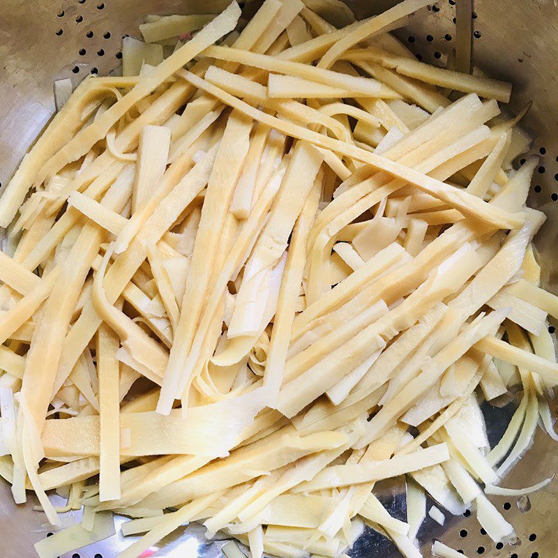 Step 1 Prepare the bamboo shoots Stir-fried bamboo shoots with bean sprouts