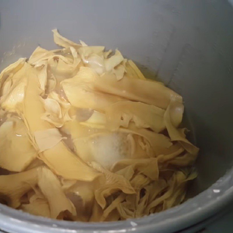 Step 1 Prepare dried bamboo shoots for dried bamboo shoot soup with bones