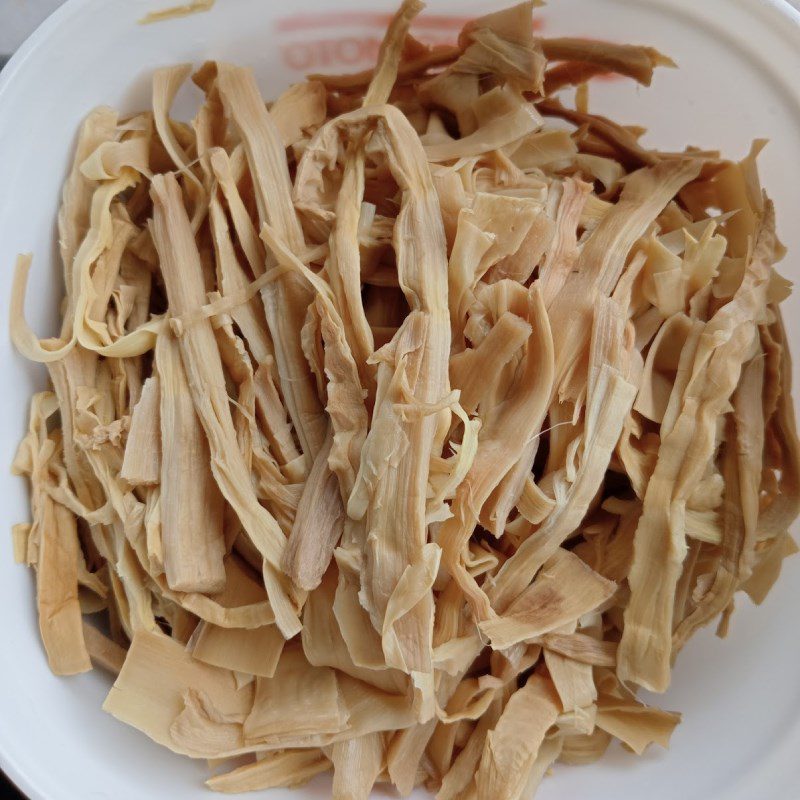 Step 1 Prepare dried bamboo shoots Chicken bamboo shoot noodles