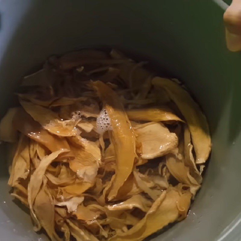 Step 1 Prepare dried bamboo shoots for dried bamboo shoot soup with bones