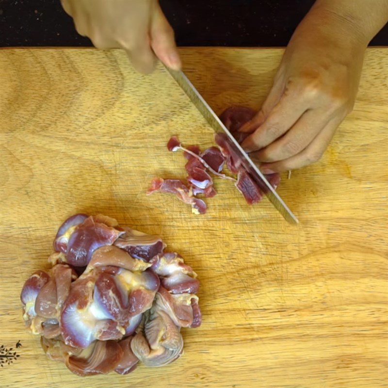 Step 1 Prepare chicken gizzards Stir-fried chicken gizzards with satay