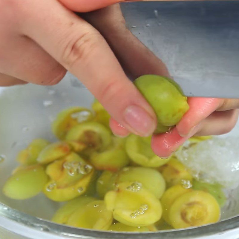 Step 1 Prepare the Apricots for Sugar-coated Apricot Jam