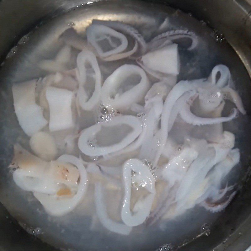 Step 1 Clean the squid Stir-fried Bồn bồn with squid