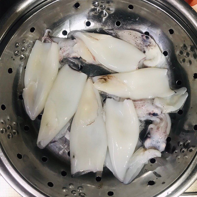 Step 1 Prepare the squid Stir-fried squid with celery and onion (Recipe shared by users)