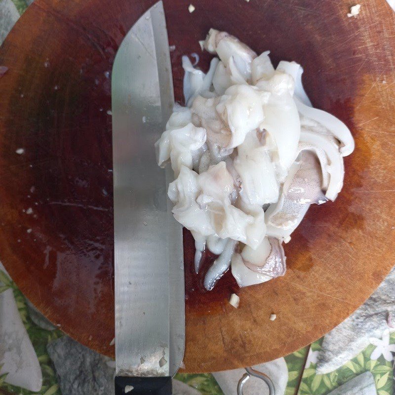 Step 1 Prepare the squid Stir-fried squid with morning glory