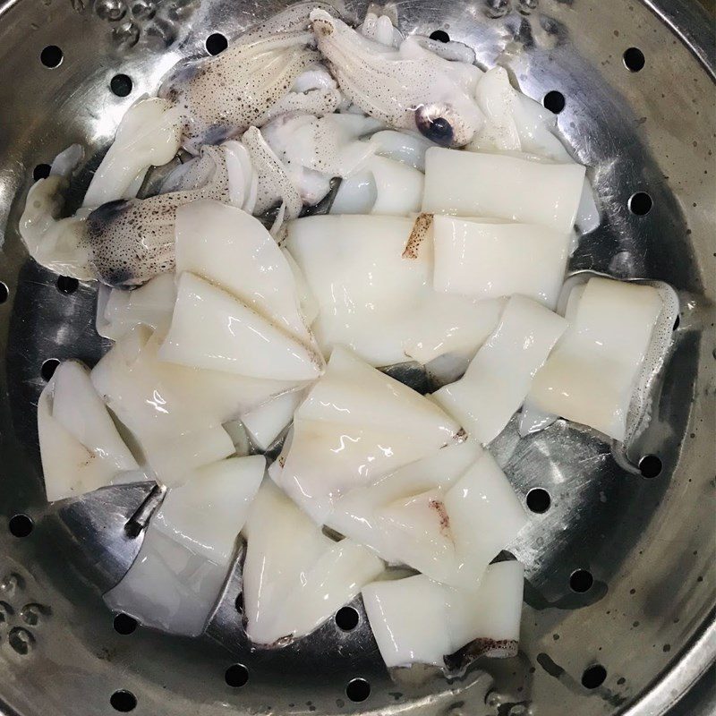 Step 1 Prepare the squid Stir-fried squid with celery and onion (Recipe shared by users)