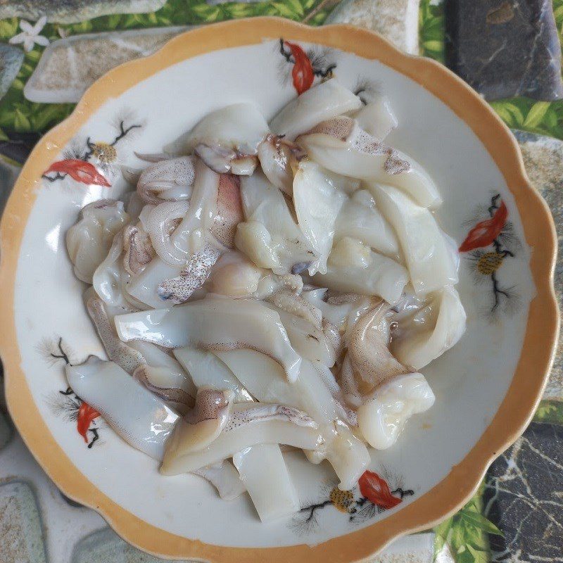 Step 1 Prepare the squid Stir-fried squid with morning glory