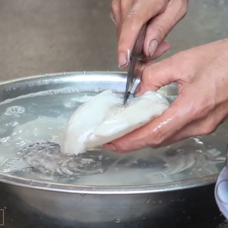 Step 1 Prepare the squid Steamed squid with coconut water