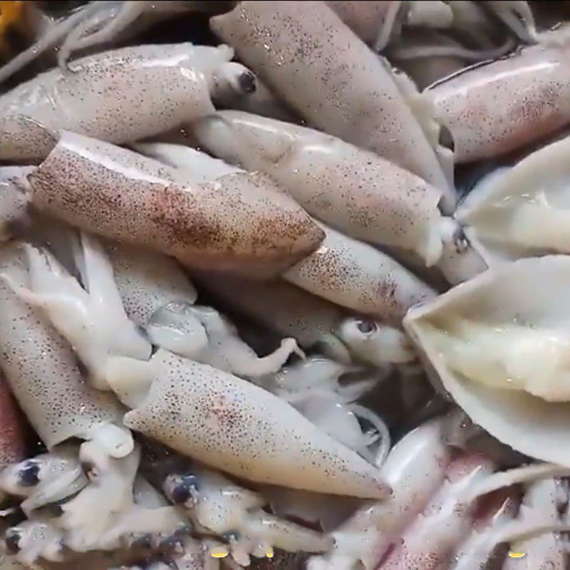 Step 1 Prepare the squid Steamed Squid with Betel Leaves