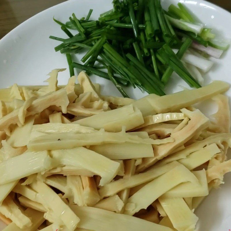 Step 1 Prepare the ingredients for Dried Squid Stir-fried with Fresh Bamboo Shoots