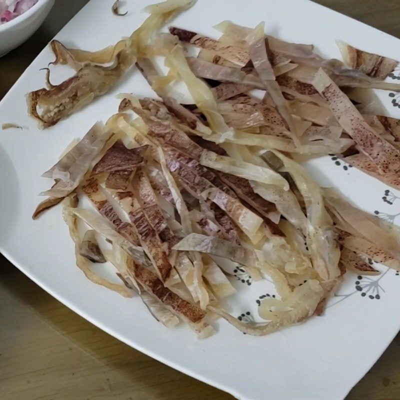 Step 1 Prepare the ingredients for Dried Squid Stir-fried with Fresh Bamboo Shoots